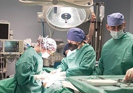 Foto de archivo de médicos trabajando en quirófano.