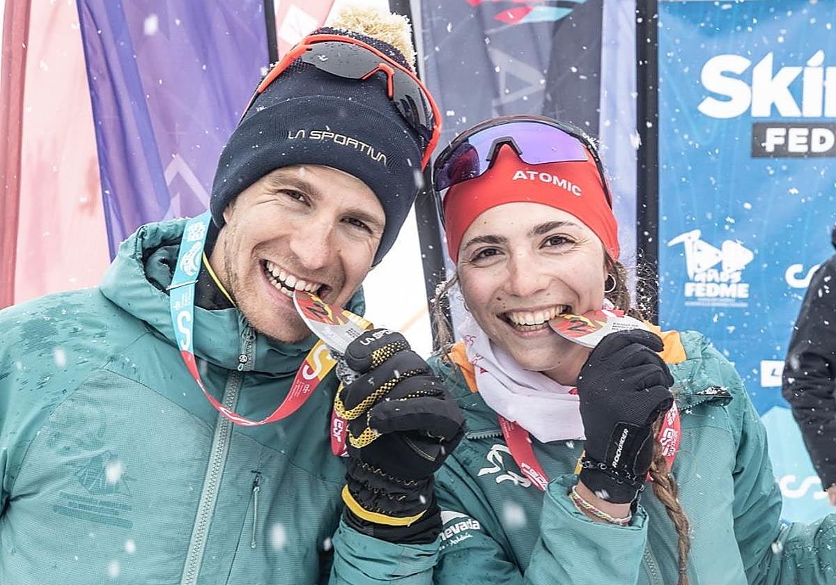 Nico Molina y María Ordóñez muerden la presea de plata del campeonato del España de relevos.