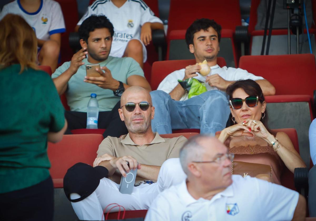 Zidane, junto a su mujer, en Motril.