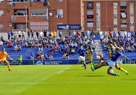 Javi Lara intentando frenar el disparo de Fermín López hace un par de temporadas en el Municipal de Linarejos.