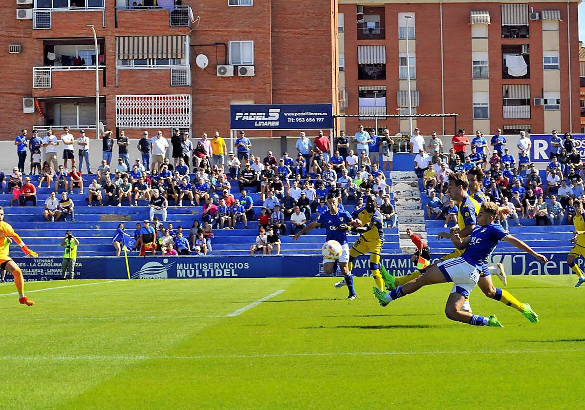 Javi Lara intentando frenar el disparo de Fermín López hace un par de temporadas en el Municipal de Linarejos.