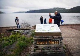 Placa que indica la llegada al Lago Ness.