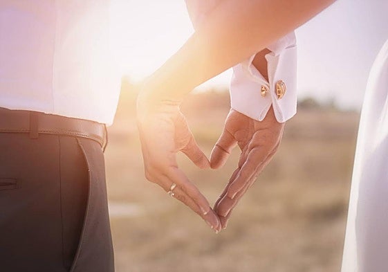 Foto de archivo de una pareja el día de su boda.
