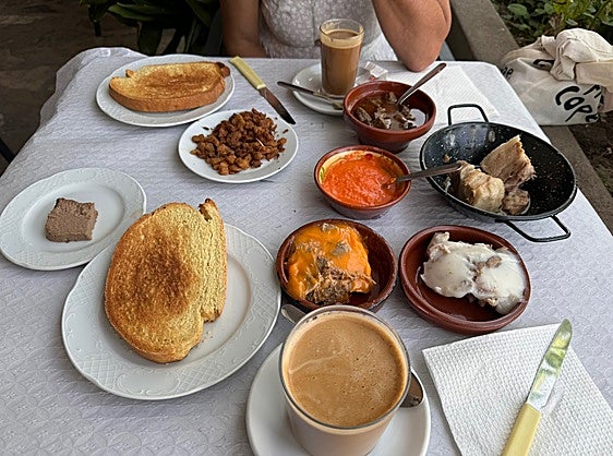 «Este festival solo 7 euros»: el exagerado desayuno de bar andaluz que arrasa.