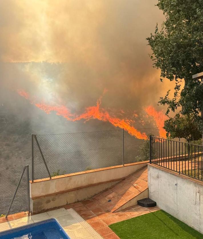 Imagen secundaria 2 - En la primera imagen, vecinos observando el terreno. En la segunda, Raimundo mirando un monolito quemado en el Bosque de la Poesía. En la última, el fuego el sábado por la noche.