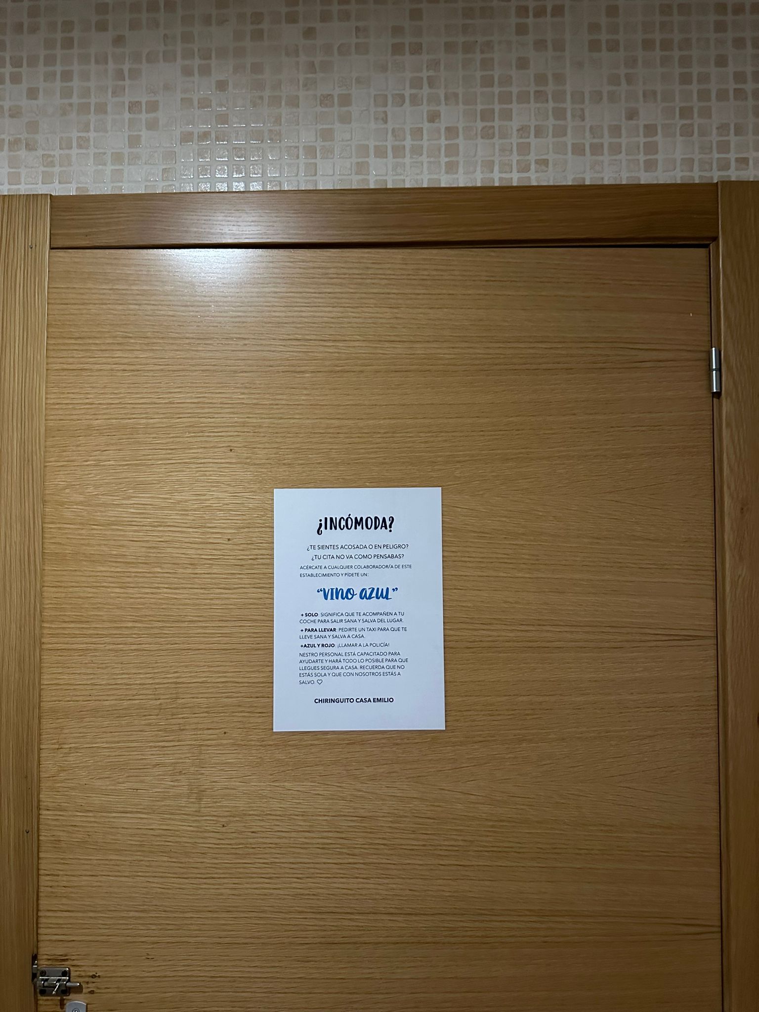 Cartel ubicado en la puerta del baño de las mujeres.