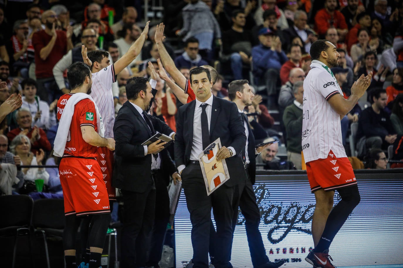 Pablo Pin (centro) quiere encontrar al reemplazo de Cheatham (d).