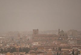 Aviso de la Aemet por calima y polvo sahariano en Andalucía con 44 grados.