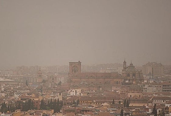Aviso de la Aemet por calima y polvo sahariano en Andalucía con 44 grados.