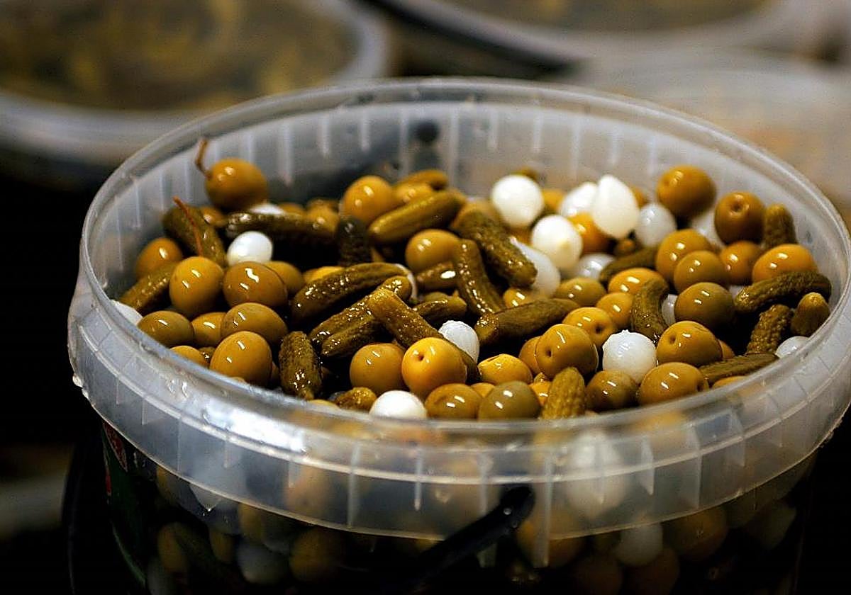 Las aceitunas andaluzas y encurtidos que la OCU dice que llevan 5 años caducados.