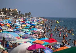 Sombrillas en una playa del litoral granadino (Archivo).