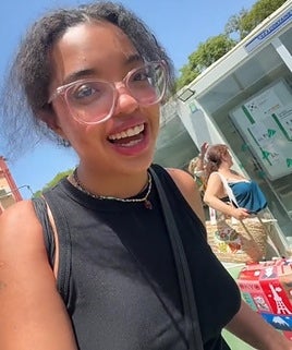 La influencer Mafer en su vídeo en la estación de Huércal de Almería.