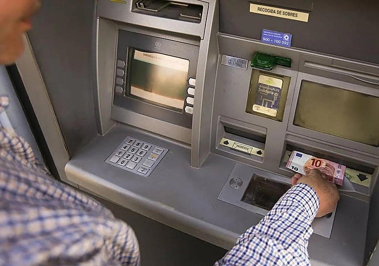 El mensaje del Banco de España por si el cajero no te devuelve la tarjeta.