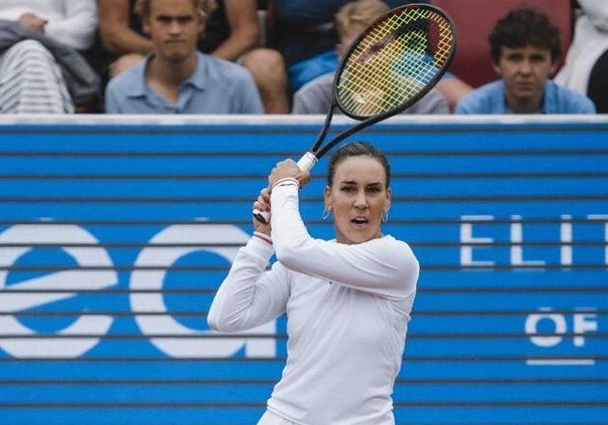 Nuria Párrizas devuelve una bola en un torneo anterior.