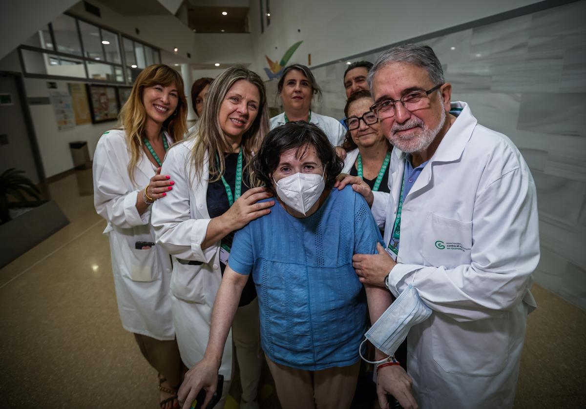 Voluntarios de la AECC y el equipo de Hematología del Hospital del PTS arropan a Gemma.