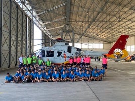 Los jóvenes participantes en el campamento posan para IDEAL.