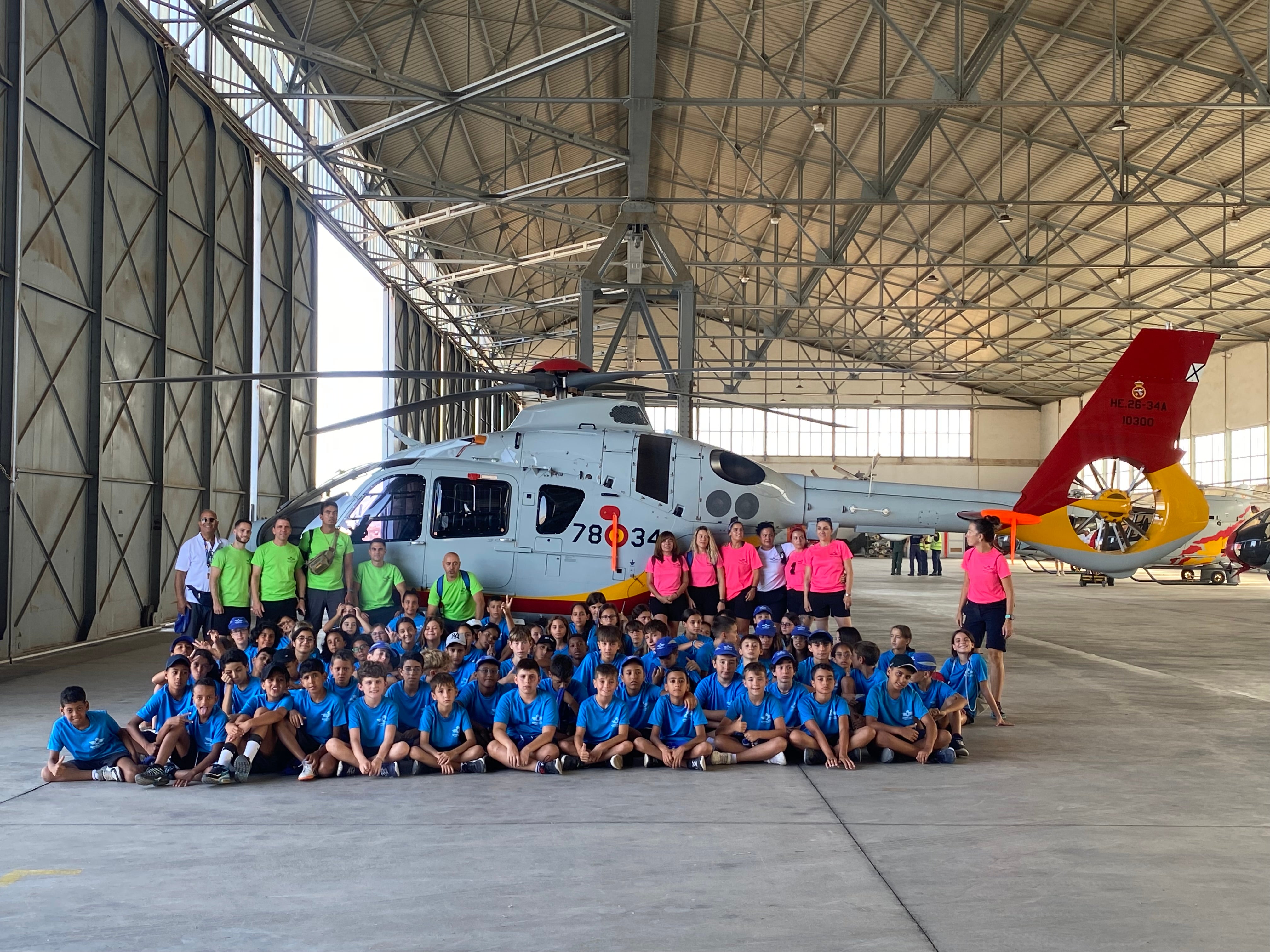 Los jóvenes participantes en el campamento posan para IDEAL.
