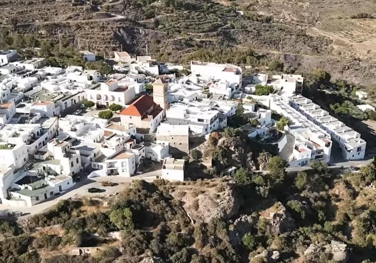 Enix vista desde un dron, una de las imágenes que salen en los nuevos vídeos del Ayuntamiento de Enix.