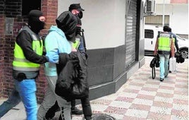 Un momento de la detención de uno de los presuntos yihadistas en Granada