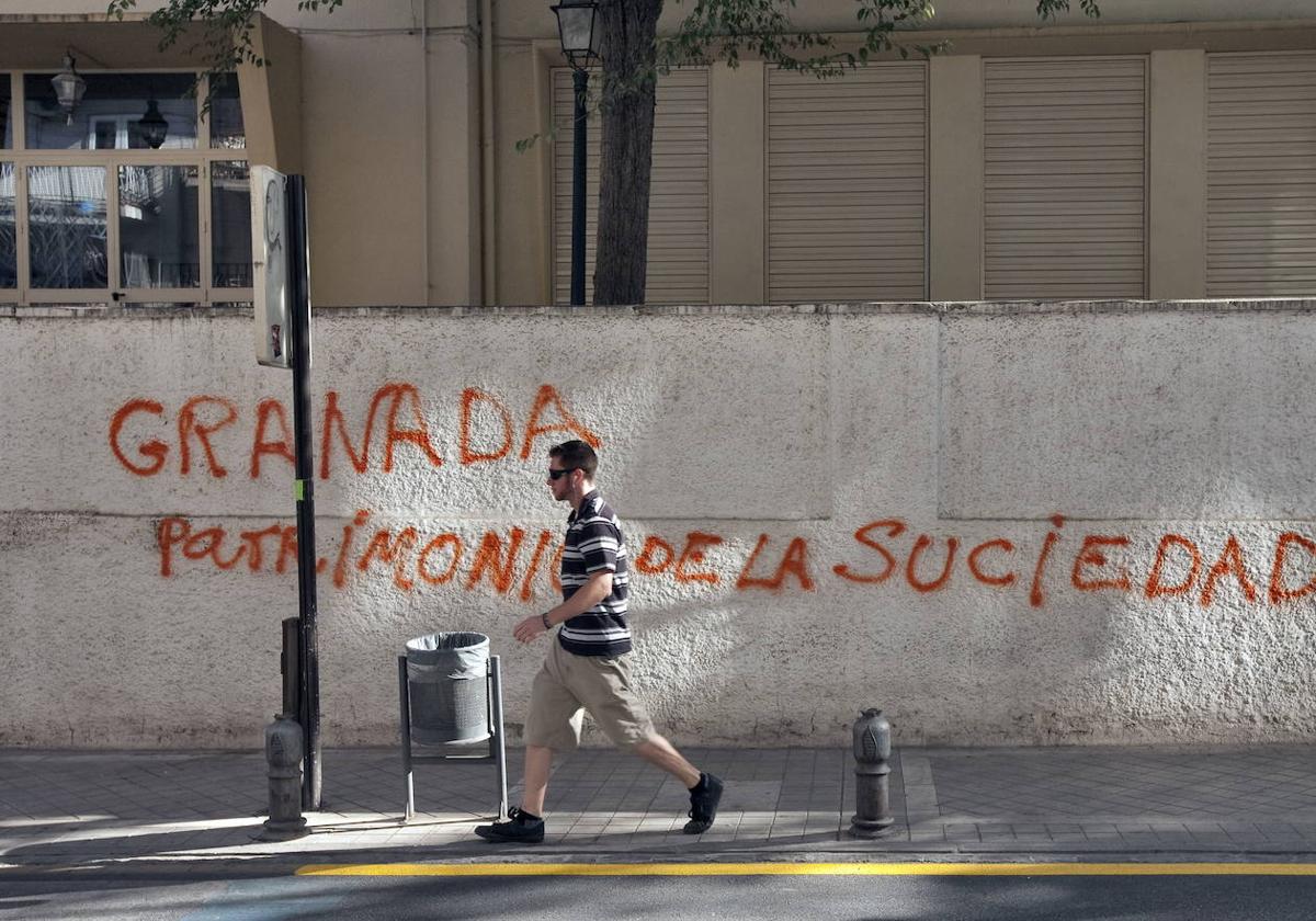 Pintada en el muro del colegio José Hurtado de la calle Molinos del barrio del Realejo.