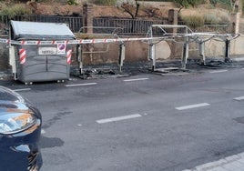 Contenedores quemados en la calle Santiago Lozano.