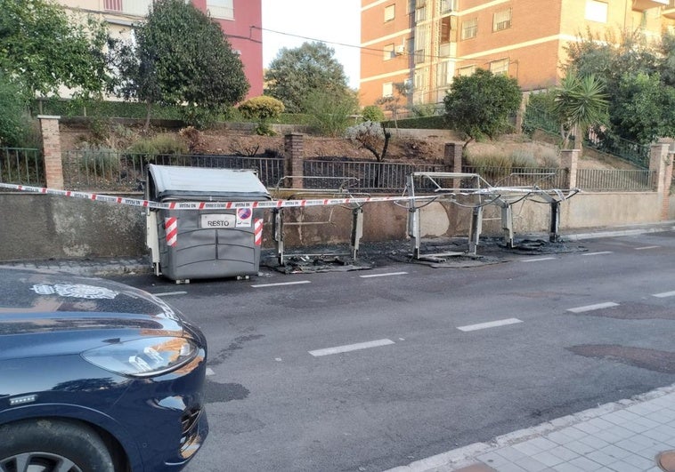 Contenedores quemados en la calle Santiago Lozano.