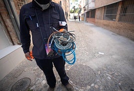 Cables cortados por técnicos de Endesa durante varias inspecciones en viviendas.