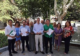 El presidente, concejales y miembros de Jaén Merece Más, en plaza de las Batallas.