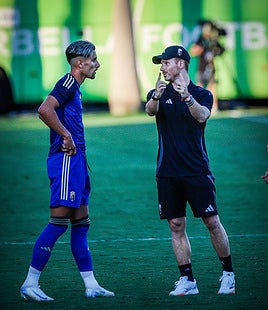 Guille Abascal da instrucciones a uno de sus pupilos en el partido ante las palmas.