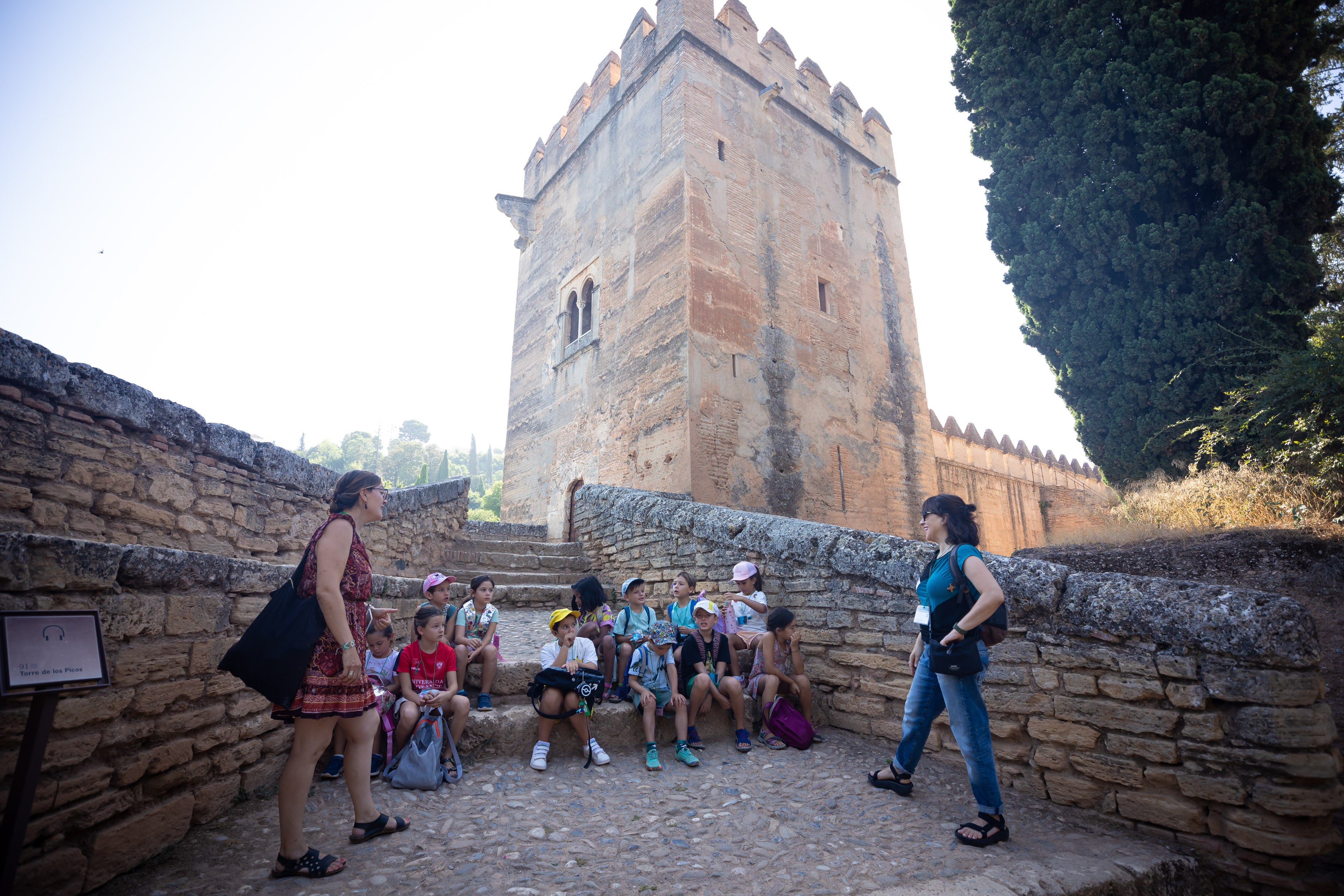 Los chicos escuchan las enseñanzas desus monitoras junto a la Torre de las Infantas.