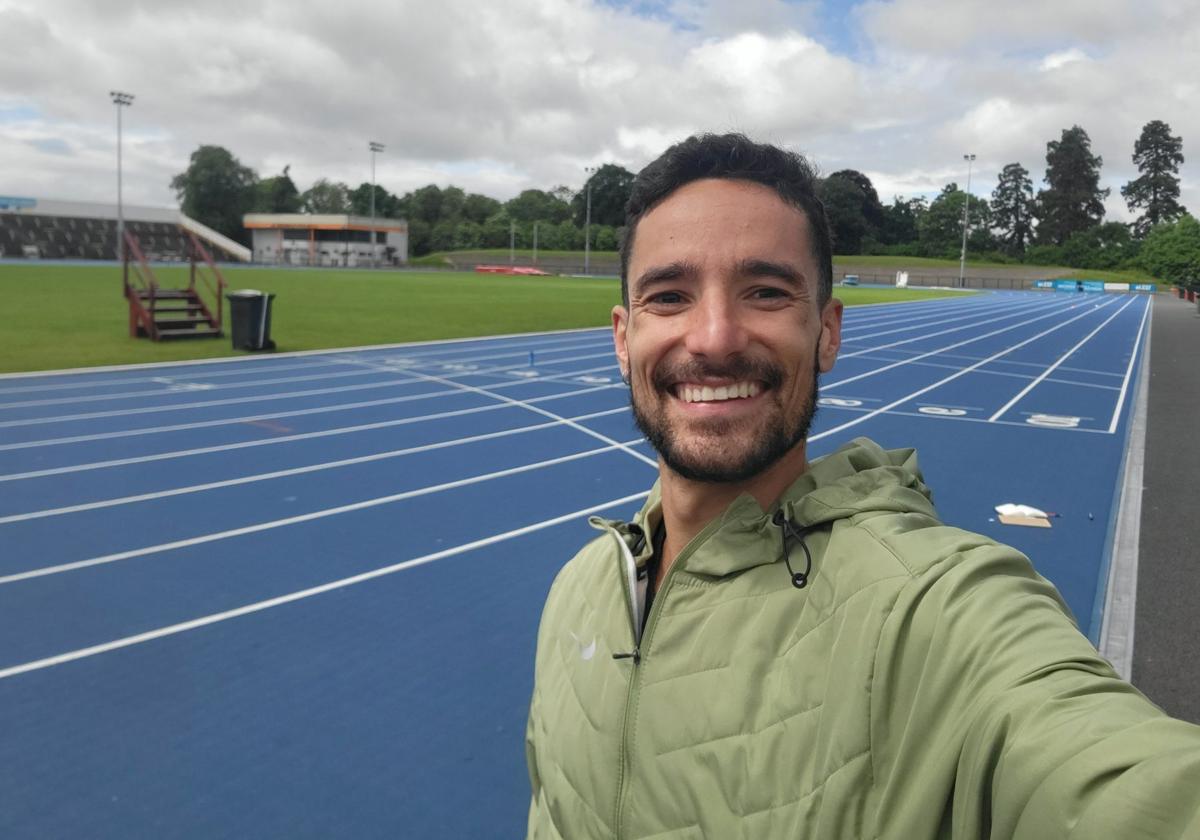 Ignacio Fontes se hace un selfi en la pista de atletismo de Dublín, donde entrena su nuevo núcleo de entrenamiento.