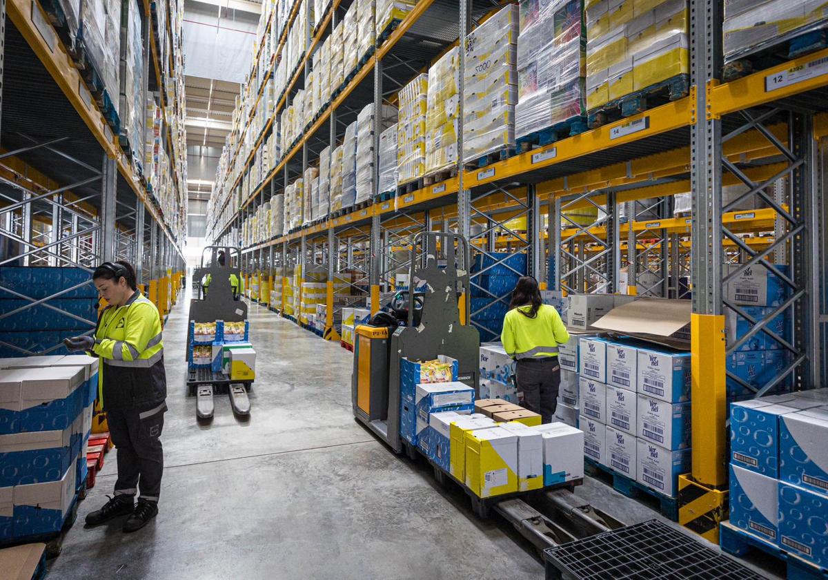 Trabajadores en la plataforma logística de Lidl en Escúzar.