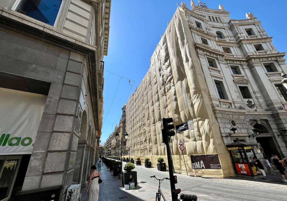 La lona sobre la fachada de Correos, vista desde Puerta Real.