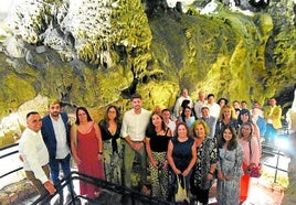 Las autoridades, encabezadas por el presidente de la Diputación, visitan la Cueva de la Ventanas en Píñar.