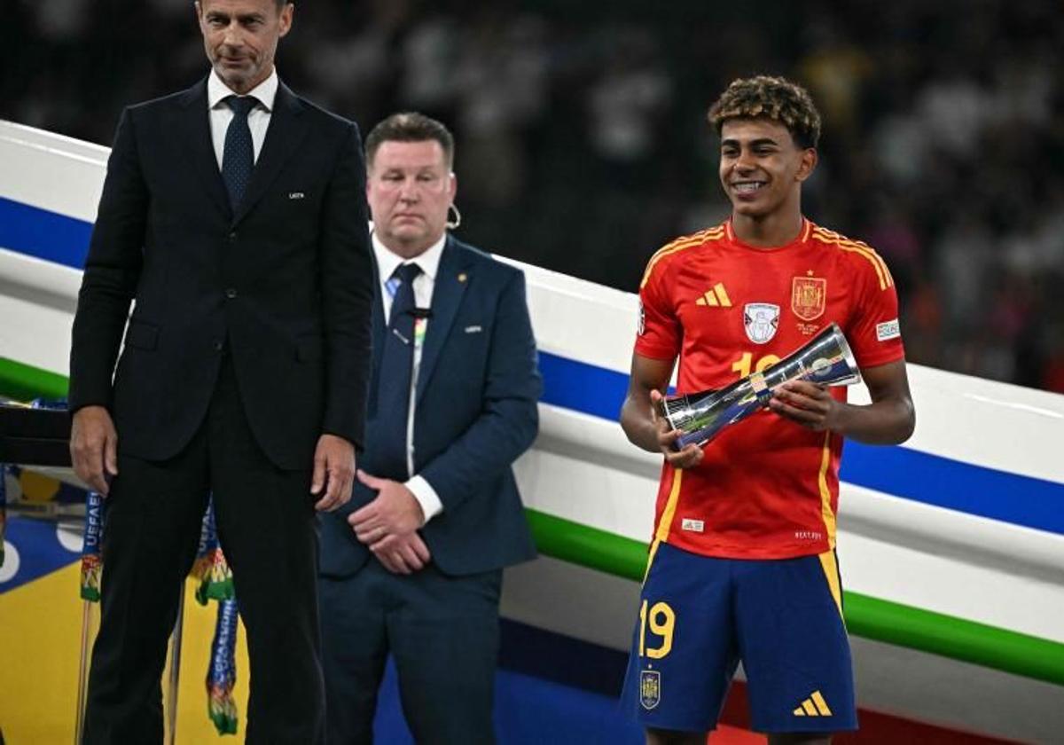 Lamine Yamal recoge el trofeo al mejor jugador joven de la Eurocopa.