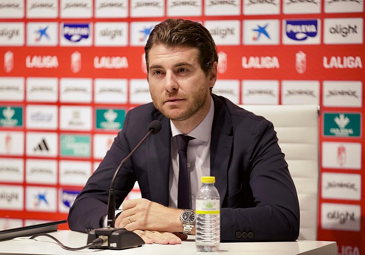 Matteo Tognozzi escucha una pregunta durante la presentación de Tsitaishvili.