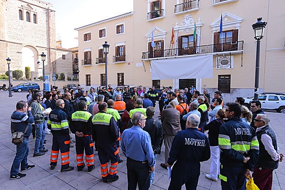 Imágen de archivo de los trabajadores de la limpieza frente al Ayuntamiento de Motril.