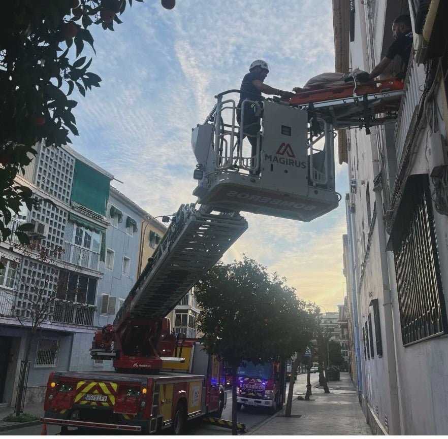 Los Bomberos de Granada, durante un rescate en la capital.