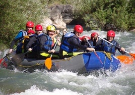 Participantes disfrutando de una jornada de Rafting