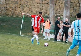Centelles conduciendo el balón en el amistoso contra el Málaga.