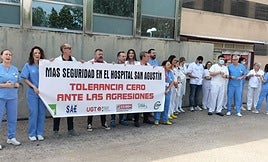 Imagen de archivo de una protestas contra las agresiones a sanitarios