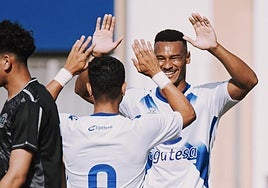 Loïc Williams celebra un gol con un compañero en esta pretemporada.