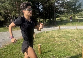 María Pérez marcha por los bosques de Font-Romeu (Francia) antes de viajar a París.