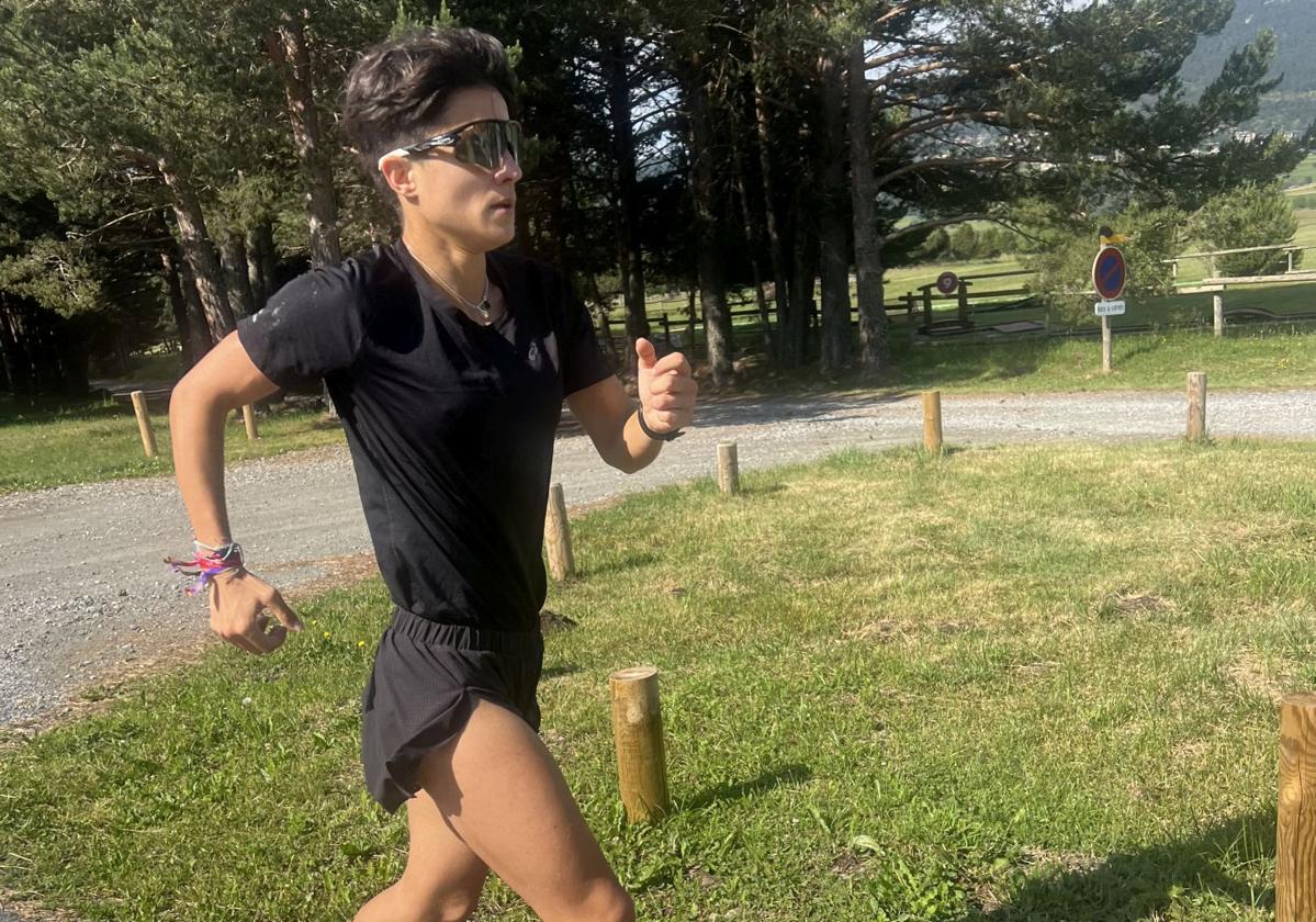 María Pérez marcha por los bosques de Font-Romeu (Francia) antes de viajar a París.