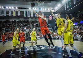 Elias Valtonen, anotando, y Jacob Wiley (24) tendrán un inicio complicado con el Covirán.