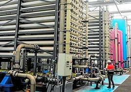 Un operario trabaja en una planta desaladora.