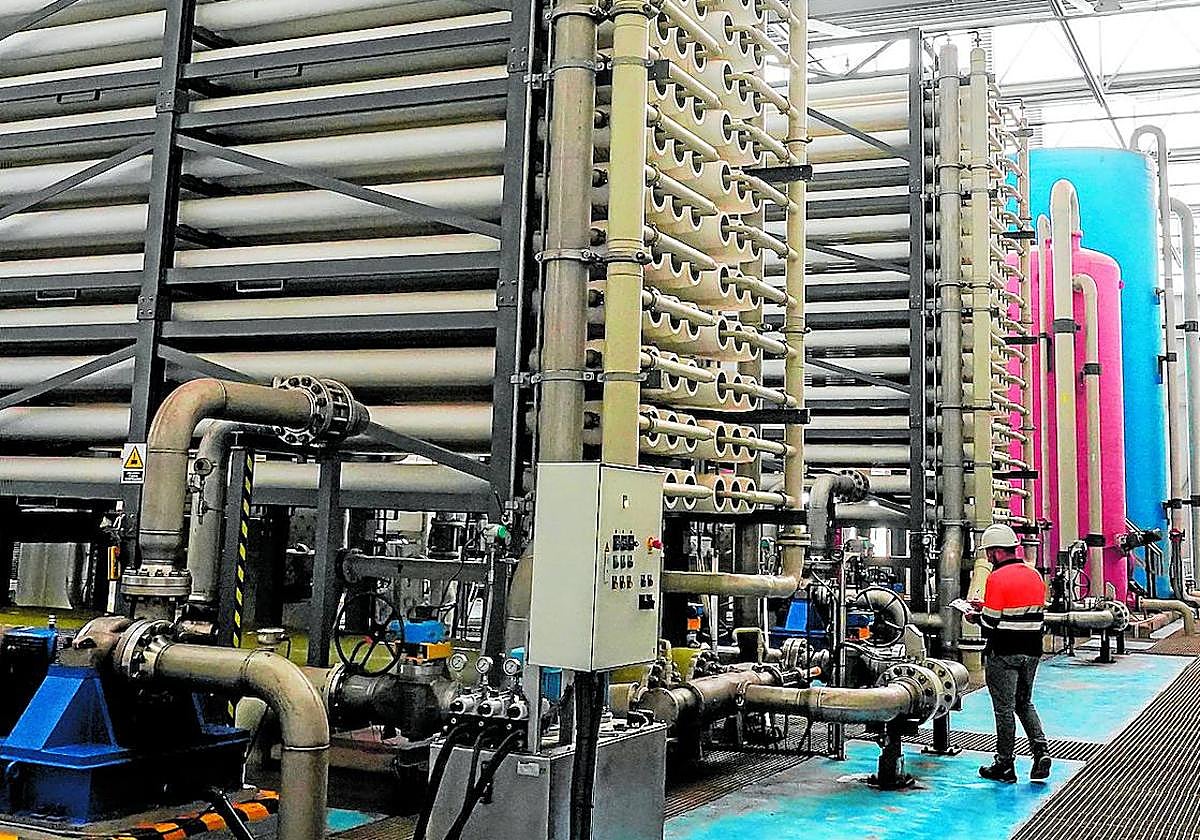 Un operario trabaja en una planta desaladora.