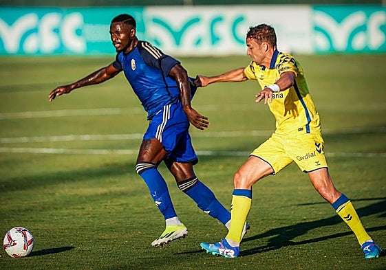 Martin Hongla conduce un balón durante el amistoso contra Las Palmas.