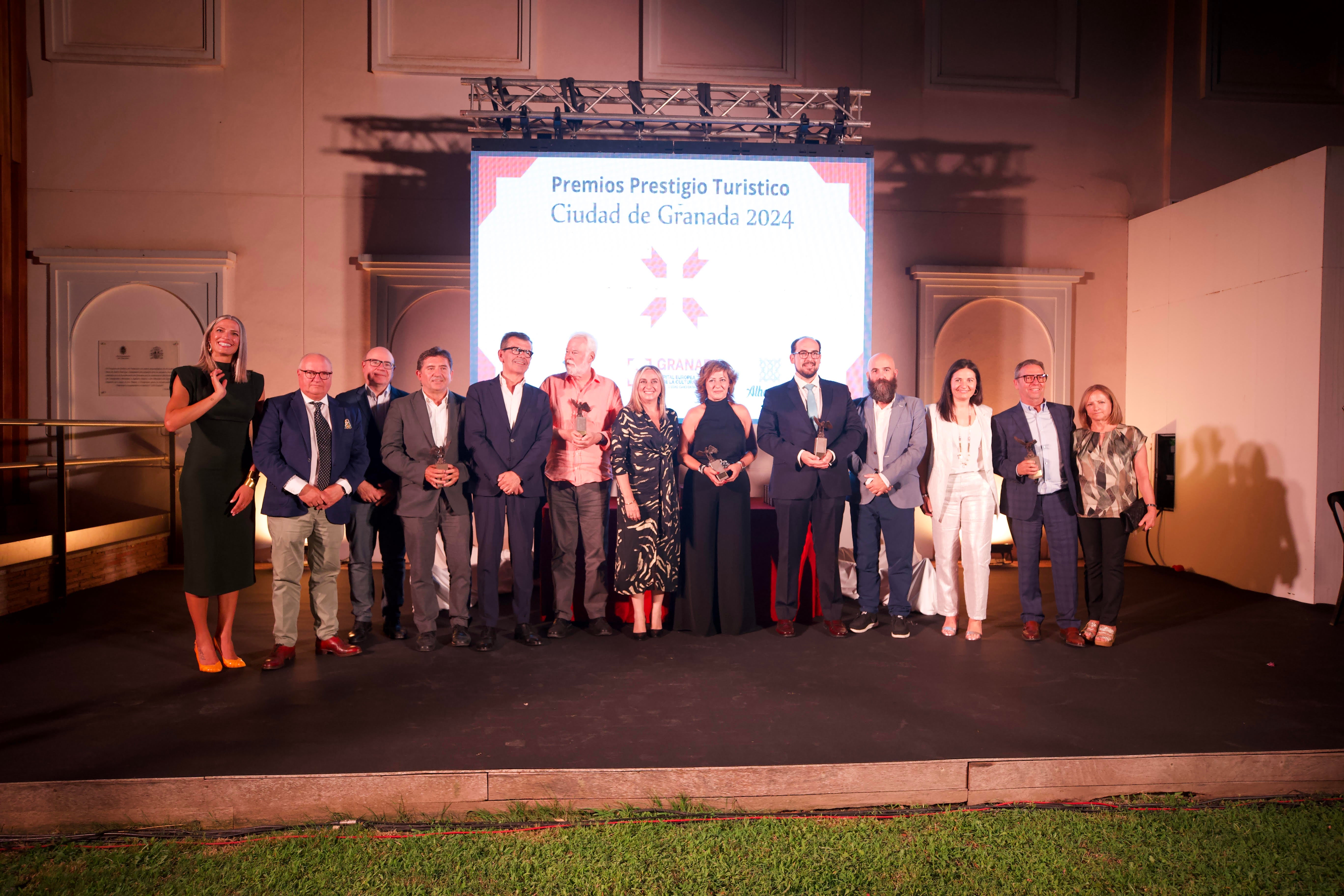 Los premiados posan con sus galardones junto a las autoridades.