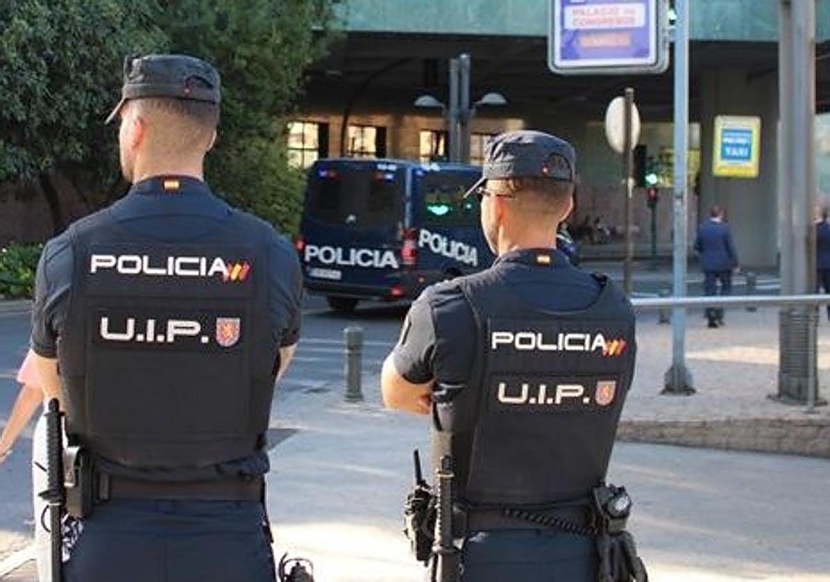 Dos agentes de la Policía Nacional.